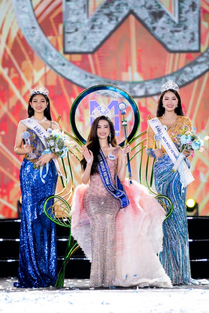 Top 3 Miss World Vietnam 2023 rạng rỡ trong đêm đăng quang.